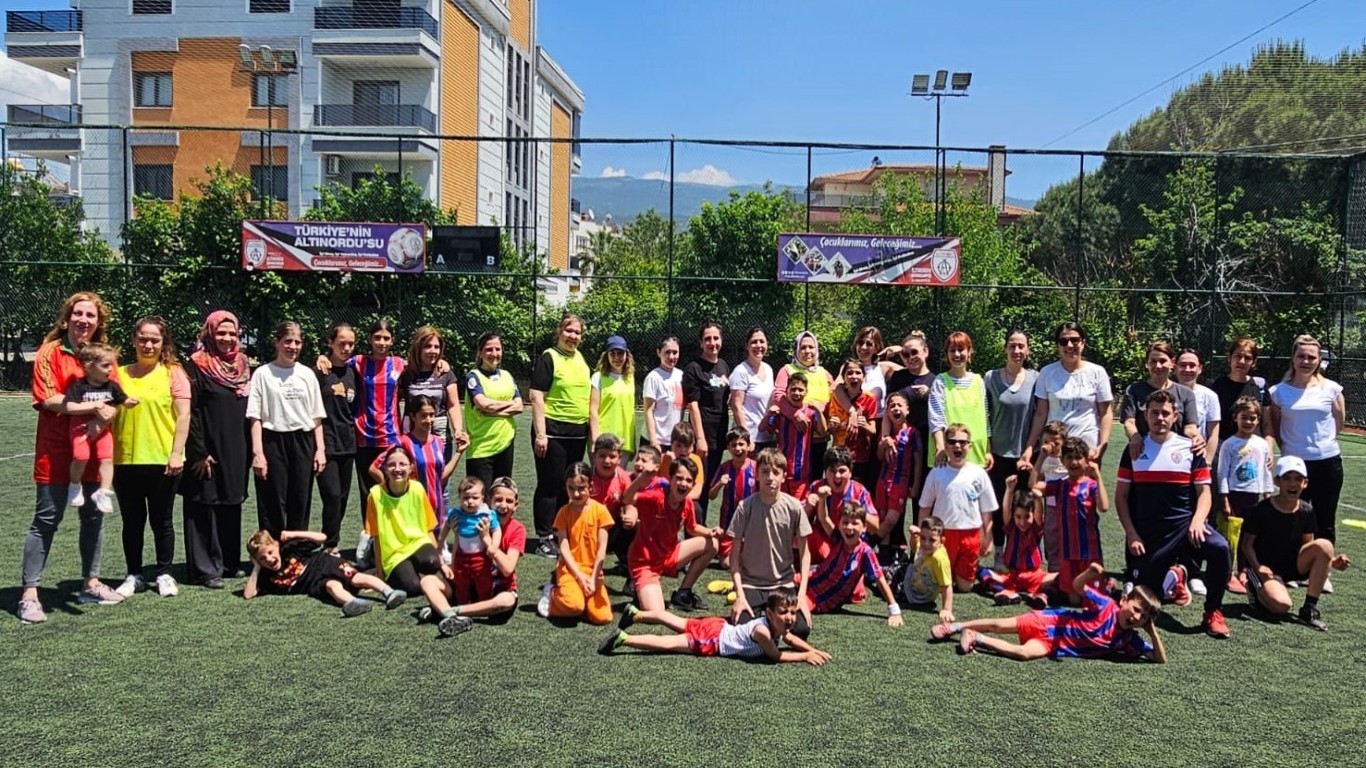 ALTINORDU ÇİNE FUTBOL OKULU'NDAN ANNELER GÜNÜ'NE ÖZEL RENKLİ KUTLAMA